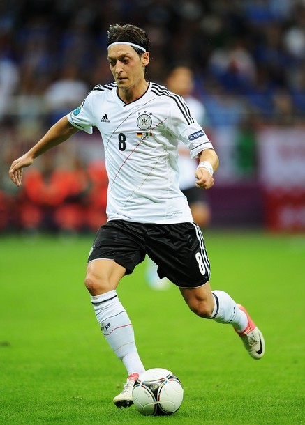 Mesut Ozil (Đức) Ngôi sao của Real Madrid nổi lên từ World Cup 2010 trên đất Nam Phi là chân chuyền số 1 của ĐT Đức ở EURO 2012. ĐT Đức chơi ấn tượng trước khi dừng bước trước Italia ở bán kết phần lớn nhờ màn trình diễn của Ozil, anh là mối liên kết giữa hàng tiền vệ và tấn công và có hai đường chuyền quyết định trong chiến thắng trước Hy Lạp. Dự bị: Steven Gerrard (Anh)